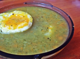 Warzywna zupa z jajkiem