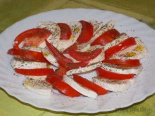 Pomidory z serem typu włoskiego i olejem lnianym
