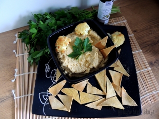 Kalafiorowy hummus i kukurydziane nachos