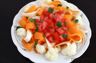 Sałatka z kalafiora, marchwi, pietruszki i pomidora 