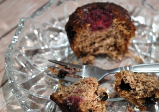 Muffinki orkiszowe z jagodami i truskawkami (bez cukru)