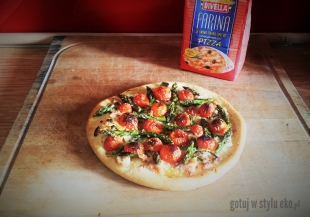 Pizza bianca z pomidorkami i szparagami