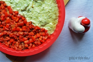 Zapiekanka ziemniaczana w dwóch smakach – serowo-czosnkowa i pomidorowo-paprykowa