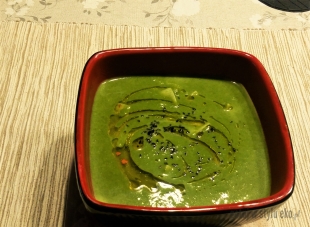 Zielona zupa krem ze szpinaku i cukinii