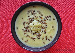 Kremowa zupa z kalafiora z prażonym słonecznikiem
