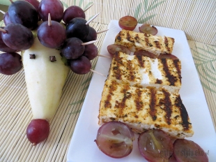 Grillowany ser sorento z winogronami w syropie klonowym
