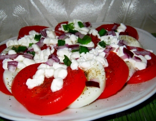 Pomidorowa sałatka z twarożkiem