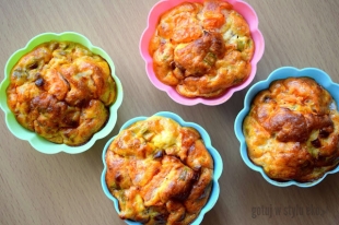 Jajeczne muffinki ze szczypiorkiem i pomidorem