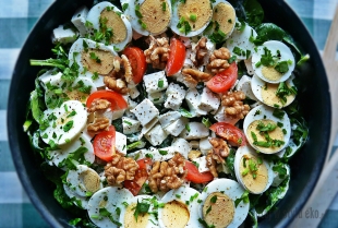 Sałatka ze szpinakiem, jajkami, fetą i sosem ziołowo-czosnkowym