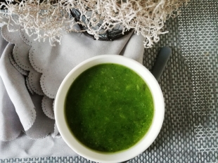 Zielona zupa z groszkiem i brokułami