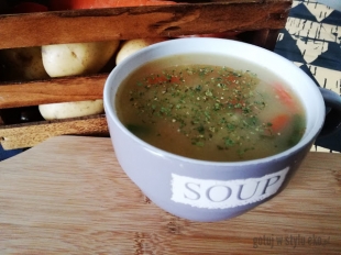 Zupa warzywna z kaszą jęczmienną