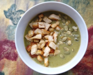 Zupa krem z brokułów z domowymi grzankami