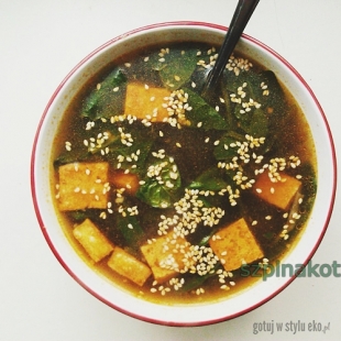 Wegańska ostro-kwaśna zupa z tofu
