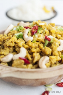 Aromatyczne curry z kostką sojową i cytrynowym ryżem