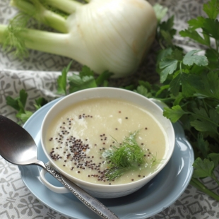 Kremowa, biała zupa z fenkułu z nasionami czarnuszki 
