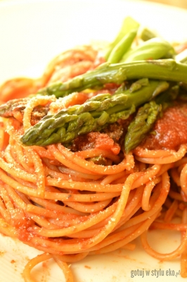 Pomidorowe spaghetti ze szparagami, bazylią i miętą