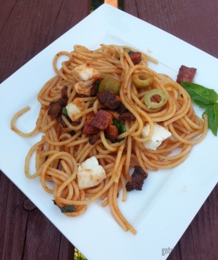 Spaghetti z szynką i mozzarellą
