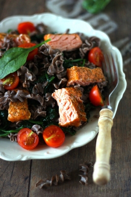 Gryczane wstążki z łososiem i szpinakiem