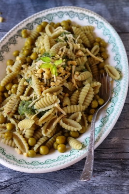 Makaron z zielonego groszku z pesto