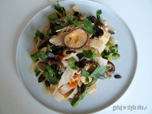 Makaron ze szparagami i grzybami shiitake