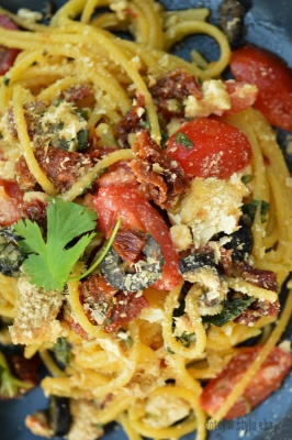 Spaghetti aglio olio z wędzonym tofu i bazylią