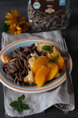 Gryczane muszle z kurczakiem i brzoskwiniami