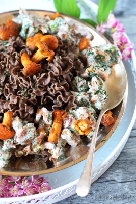 Gryczany  makaron  z kurkami