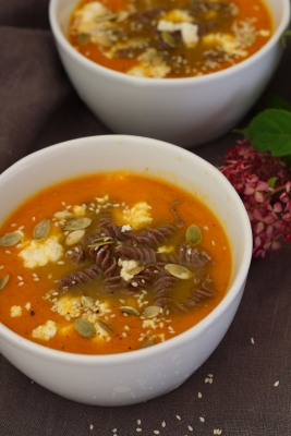 Zupa krem z marchewki z gryczanymi świderkami 