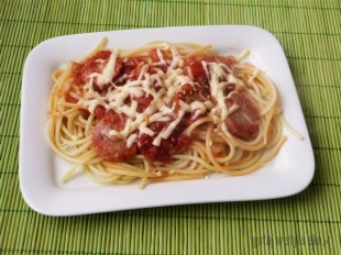 Spaghetti z sosem pomidorowym i kiełbasą