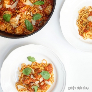 Spaghetti z amarantusowymi pulpecikami drobiowymi