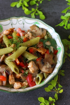 Rurki z groszku zielonego z kurczakiem i warzywami