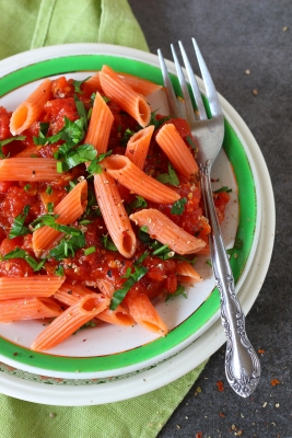 Ostre rurki z soczewicy czerwonej all'arrabbiata