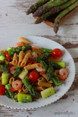 Rurki z ciecierzycy z krewetkami i szparagami