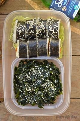 Wegańskie sushi z marchewką, a’la łosoś, z tofu i warzywami oraz sałatka Wakame