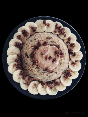 Goji & chia bowlcake z bananem i orzeszkami ziemnymi