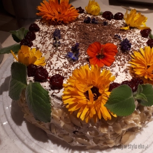 tort szwarzwaldzki z kwiatami jesieni