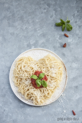 Spaghetti pełne miłości z sosem pomidorowym 