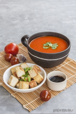 Bulion pomidorowy z tofu i miso
