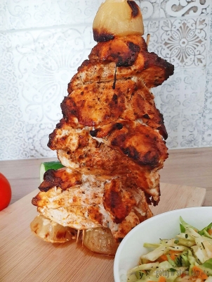 Domowy kebab z kurczaka pieczonego w piekarniku