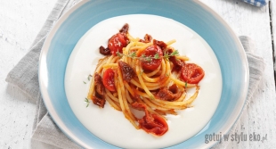 Orkiszowe spaghetti z pomidorami