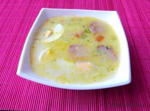 Zupa szczawiowa z kiełbasą i jajkami