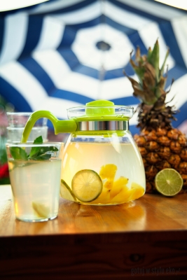 Domowa woda smakowa ananasowo-limonkowa z kokosem