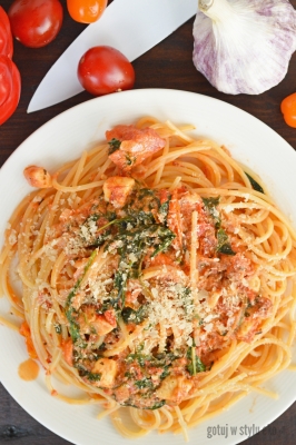 Spaghetti ze świeżymi pomidorami, szpinakiem, tofu i ziołami (bez glutenu)