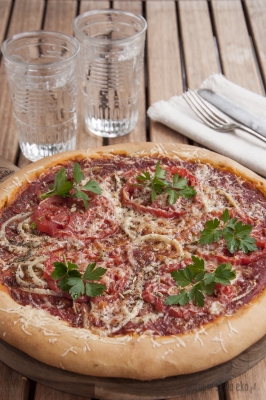 Pizza orkiszowa z bulwą kopru włoskiego