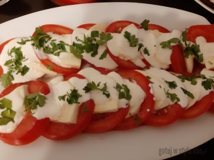Pomidory z mozzarellą i sosem czosnkowym