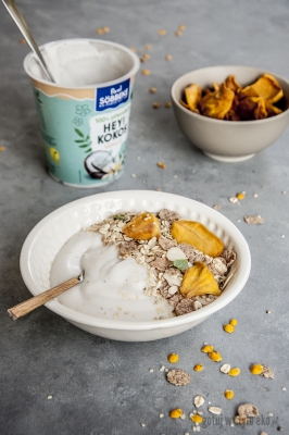Wegański jogurt kokosowy z  musli