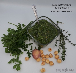 Pesto pietruszkowo-tymiankowe z orzechami laskowymi