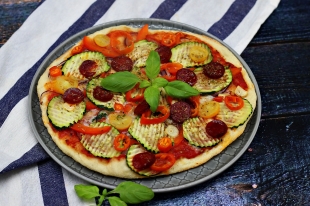 Pizza z chorizo, owczym serem i warzywami 