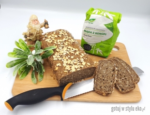 Bezglutenowy chleb na drożdżach z ziarnami i mąką konopną