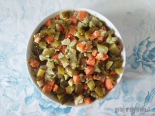 Wegańska sałatka warzywna z zielonym sosem czosnkowym z kalafiora